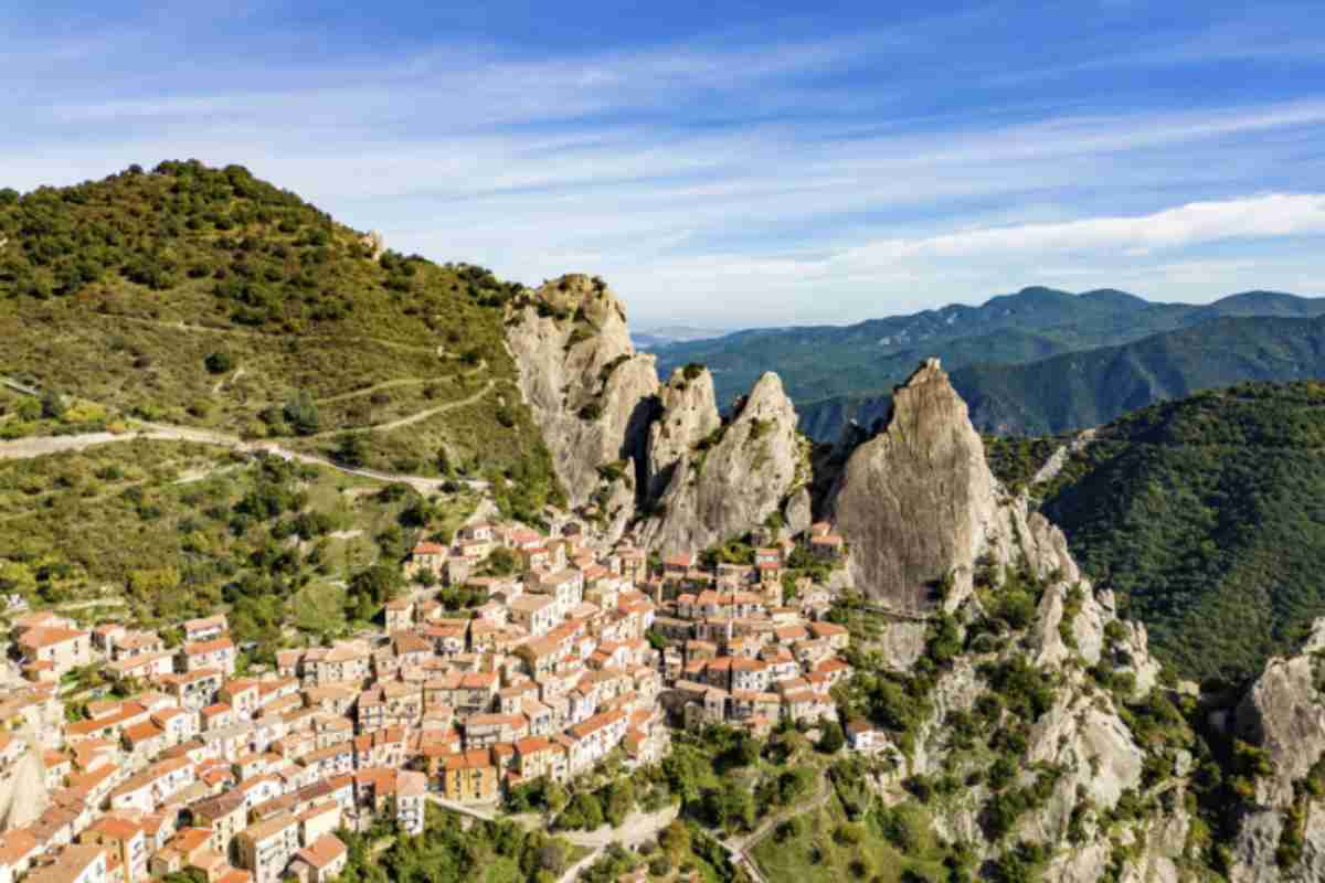 Dai rilievi montani della Sicilia alle rive lacustri del Lazio, queste località raccontano storie antiche attraverso configurazioni architettoniche evocative,