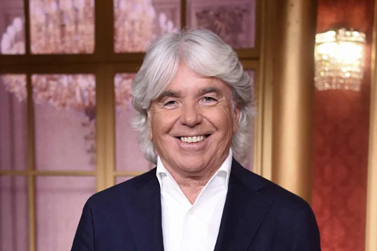 Nato a Bologna il 26 gennaio 1958, Zazzaroni, oggi 67enne, è uno dei volti più noti e discussi del giornalismo sportivo e del piccolo schermo italiano.