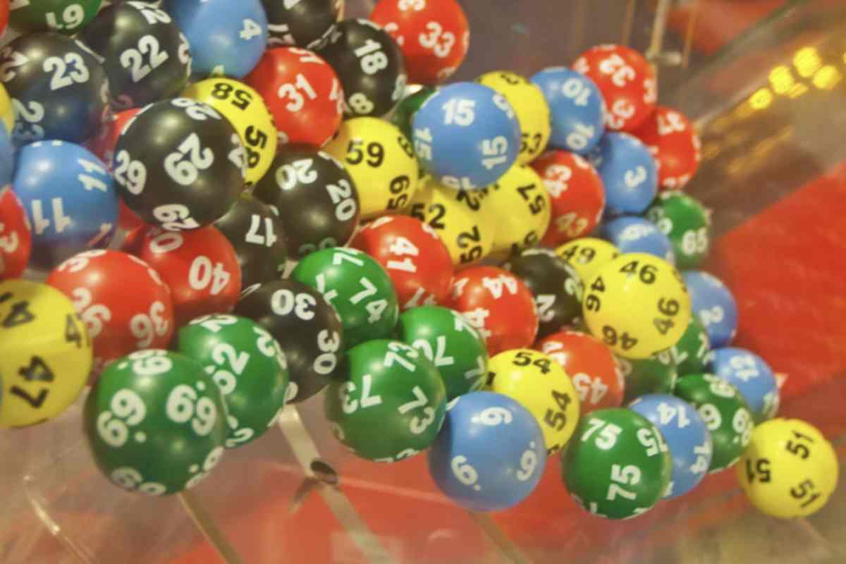 Carrie Edwards, pensionata di 68 anni, ha vinto 150 mila dollari grazie a una strategia insolita: ha usato l’intelligenza artificiale