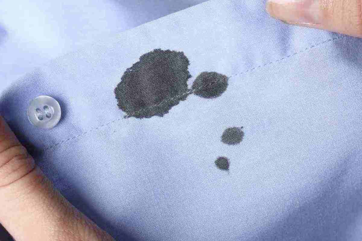 Esiste un metodo casalingo semplice e sorprendentemente efficace per eliminare queste antiestetiche tracce senza dover ricorrere al lavaggio completo.