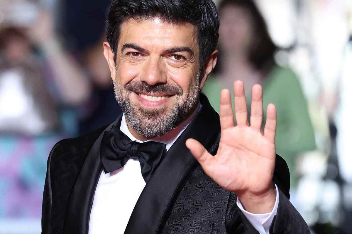 Pierfrancesco Favino in una Napoli controversa