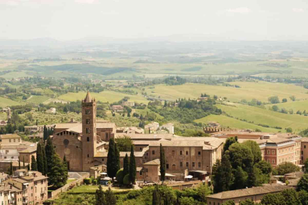 Siena si conferma il cuore pulsante del trekking urbano in Italia. Oltre alla Giornata Nazionale, la città toscana propone un calendario