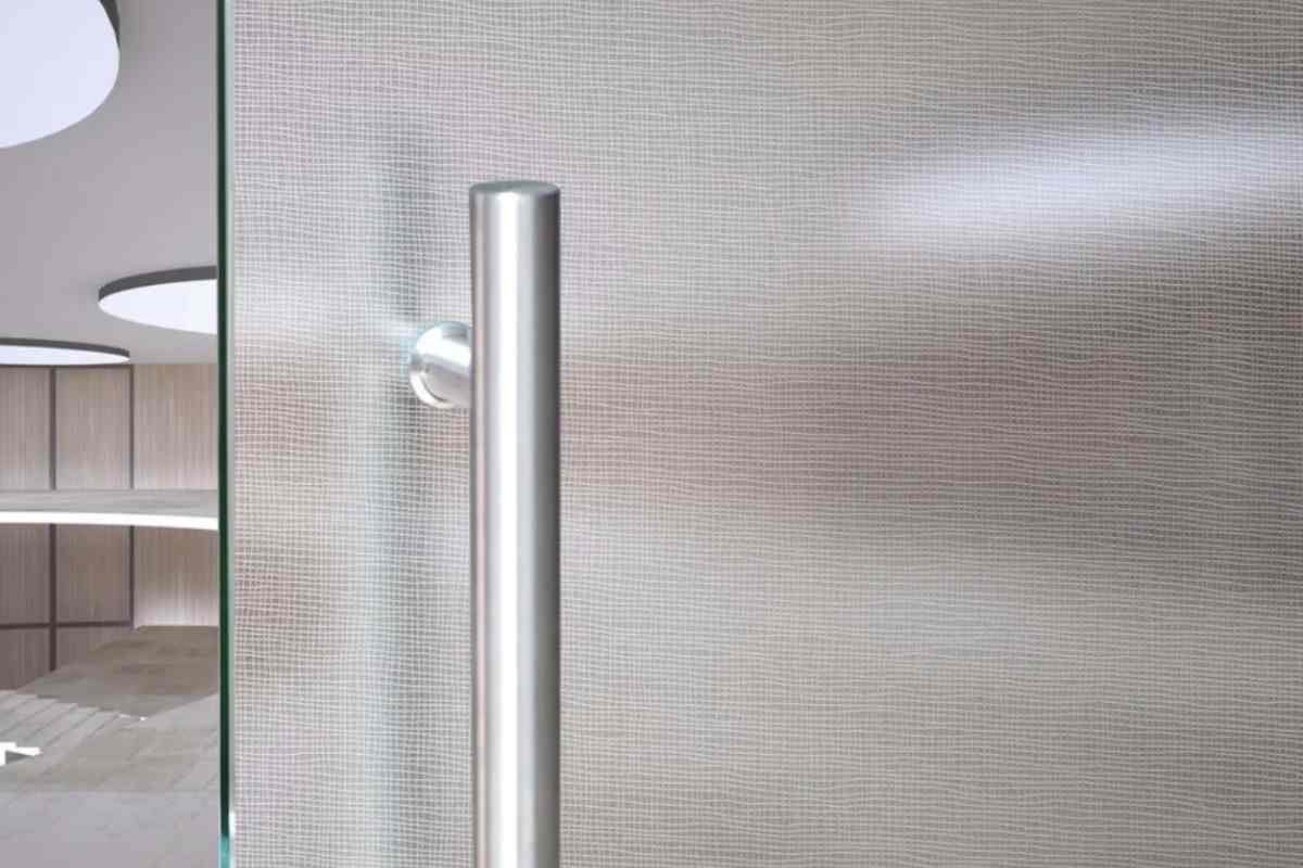 La sua particolare superficie opaca, ottenuta spesso tramite sabbiatura, lo rende più suscettibile a trattenere sporco,