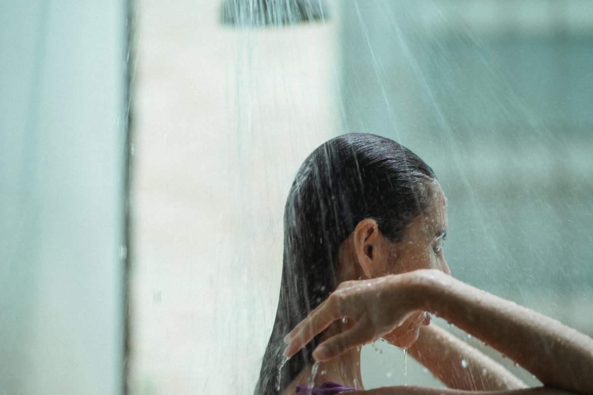 Cosa succede se fai sempre la doccia con acqua calda?