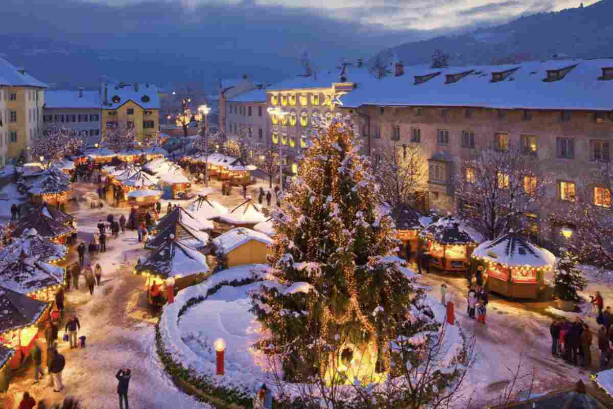 Tra le destinazioni più incantevoli della regione spicca il borgo di Bressanone, un luogo ricco di storia, cultura e tradizioni che si veste di luci