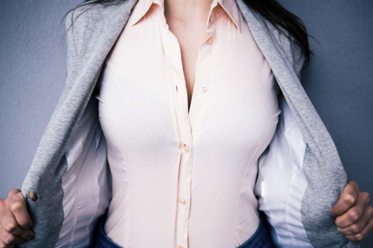 Nel vestirsi con un seno abbondante, è essenziale prestare attenzione anche ai tessuti e alle stampe. Le fantasie ampie e le righe orizzontali tendono