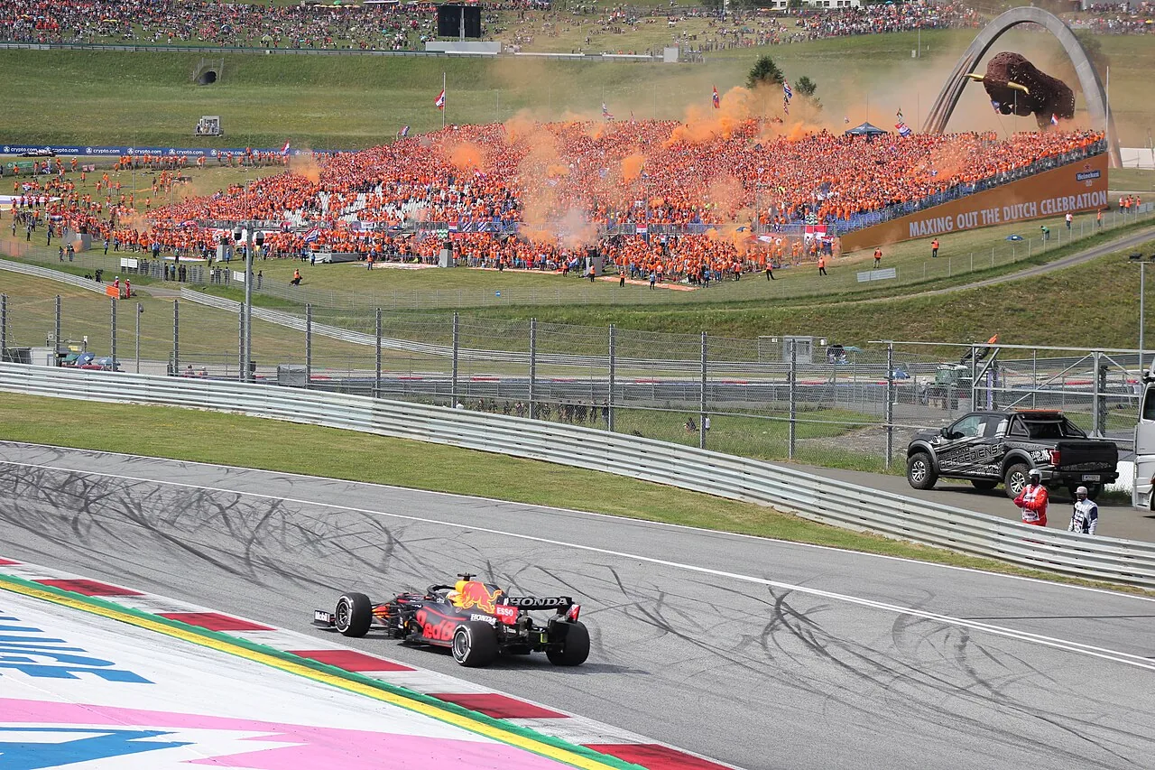 Max Verstappen rinnova con la Red Bull fino al 2030: il campione rilancia in F1 (2)