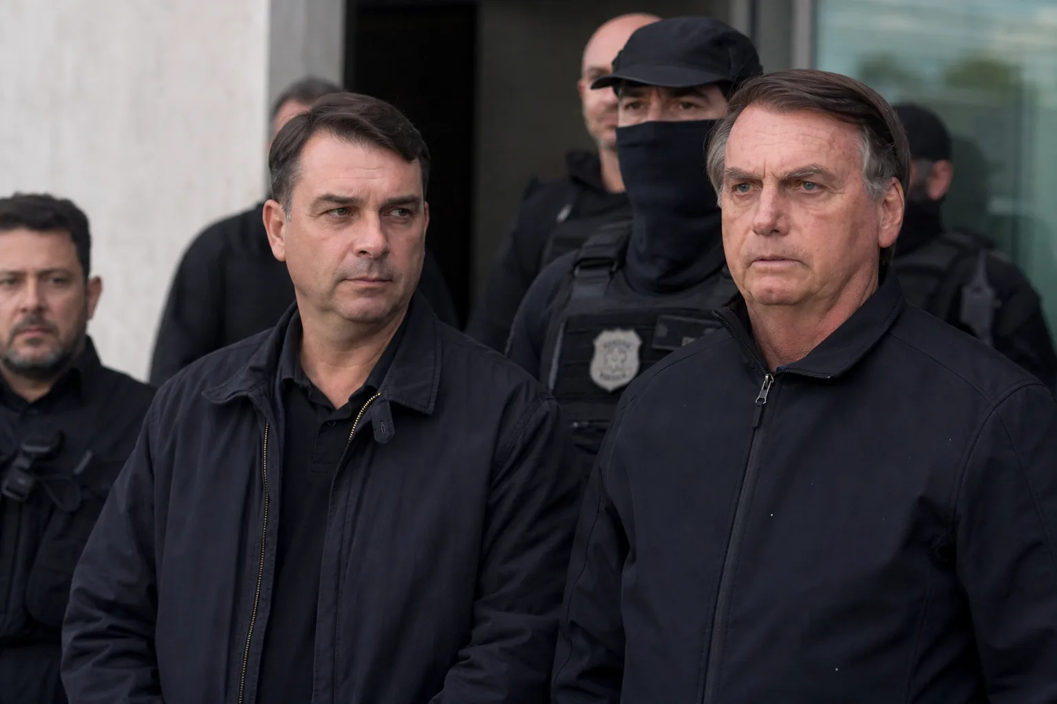 Brasile, annullati i passaporti di Flávio Bolsonaro: indagini su presunta fuga all'estero